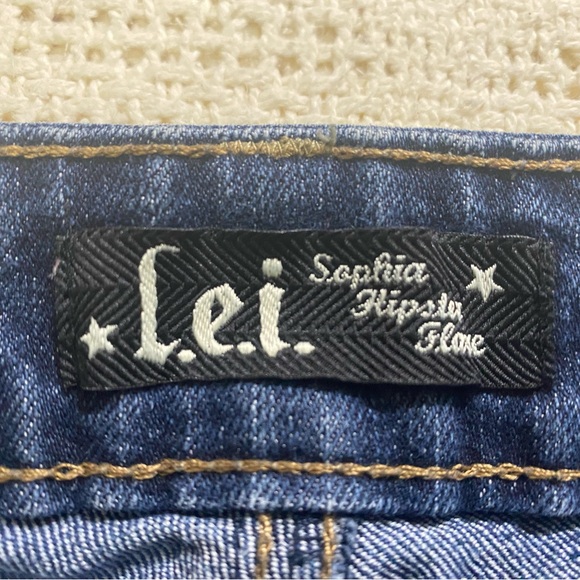 L.E.I. Sophia Hipster Flare Women's Junior Size 9 Short Jeans - Picture 3 of 9